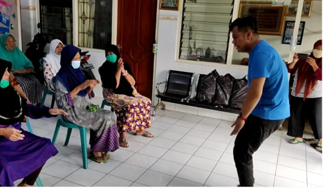 Pusat Penelitian Kependudukan dan Gender (PPKG) LPPM UNS mengadakan Pengabdian kepada Masyarakat tentang Senam lansia dalam menghambat proses penuaan dini di Panti Jompo Aisyiyah Surakarta